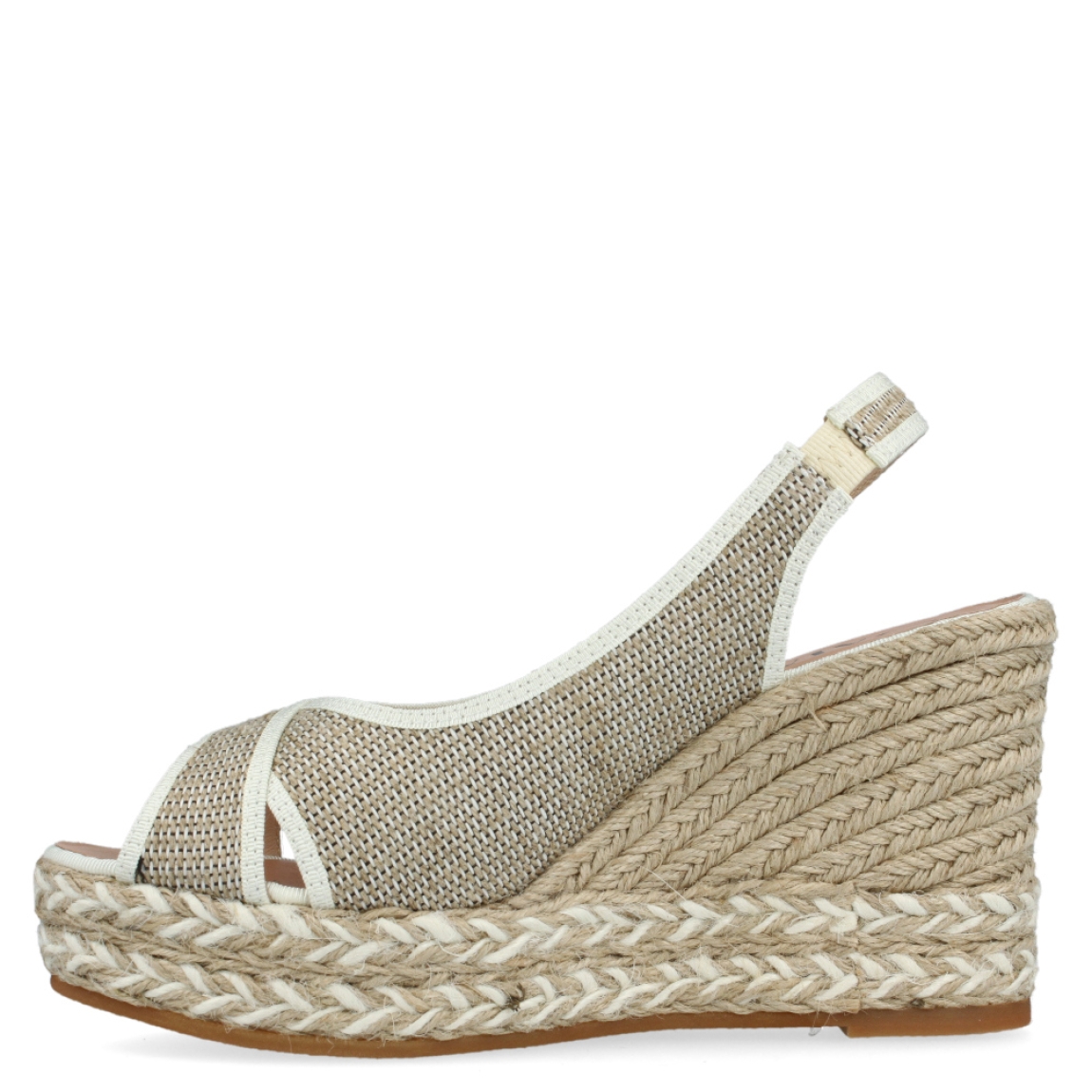 Sandalia dorada de la marca Gaimo, modelo Ron. Exterior de la sandalia de rafia trenzada de color beig y blanco. Interior de la sandalia de piel de color nude. Sandalia con cuña alta de esparto de 10 cm de altura, incluyendo una plataforma alta de 2 cm. Sandalia con plantilla acolchada, para garantizar el máximo confort. La sandalia con cuña de Gaimo, modelo Ron, es una sandalia coqueta y cómoda, ideal para las ocasiones más especiales del verano.