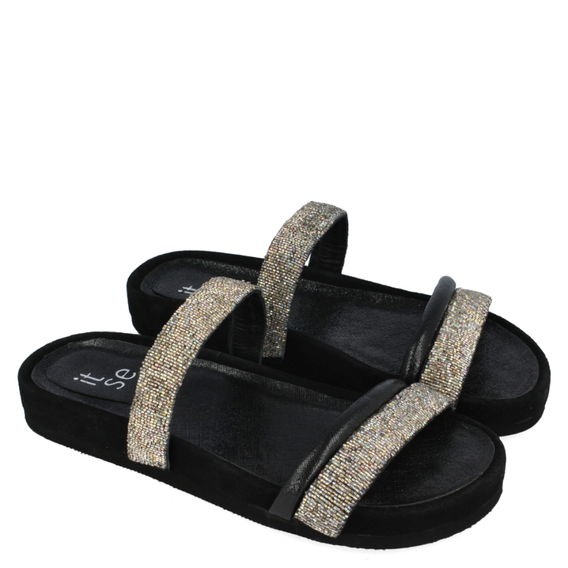 Sandalia plana plateada de la marca Itse, modelo Joanne. Exterior de la sandalia de piel de color fucsia. Detalle de dos tiras con pedrería plateada. Sandalia plana con plantilla acolchada para garantizar el máximo confort. La sandalia plana de Itse, modelo Joanne, es una sandalia diferente, ideal para dar un toque elegante a tus looks.