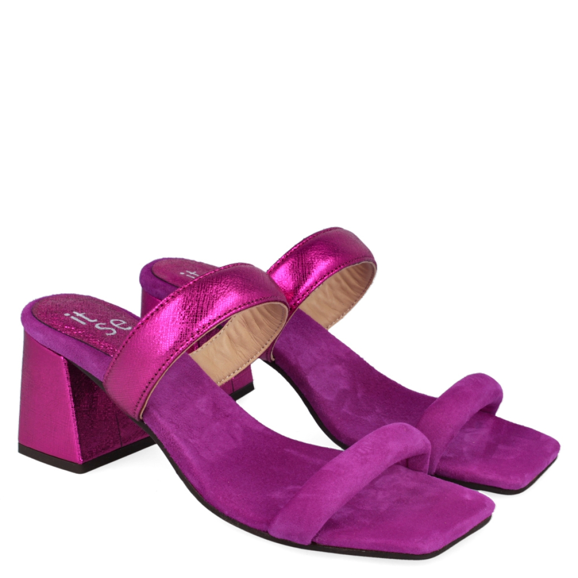 Sandalia fucsia de la marca Itse, modelo Judit. Exterior de la sandalia de ante de color fucsia. Detalle de tira metalizada de color fucsia. Sandalia con tacón ancho de 7 cm de altura. Sandalia de fiesta con punta cuadrada. Sandalia con plantilla acolchada para garantizar el máximo confort. La sandalia de Itse modelo Judit es una sandalia diferente, ideal para dar un toque de color a tus looks de fiesta.