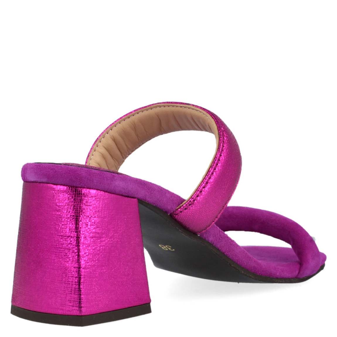 Sandalia fucsia de la marca Itse, modelo Judit. Exterior de la sandalia de ante de color fucsia. Detalle de tira metalizada de color fucsia. Sandalia con tacón ancho de 7 cm de altura. Sandalia de fiesta con punta cuadrada. Sandalia con plantilla acolchada para garantizar el máximo confort. La sandalia de Itse modelo Judit es una sandalia diferente, ideal para dar un toque de color a tus looks de fiesta.