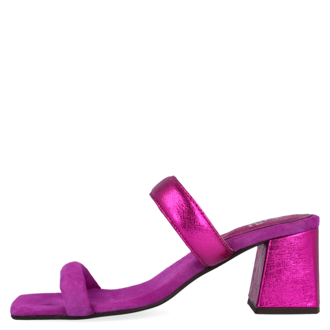 Sandalia fucsia de la marca Itse, modelo Judit. Exterior de la sandalia de ante de color fucsia. Detalle de tira metalizada de color fucsia. Sandalia con tacón ancho de 7 cm de altura. Sandalia de fiesta con punta cuadrada. Sandalia con plantilla acolchada para garantizar el máximo confort. La sandalia de Itse modelo Judit es una sandalia diferente, ideal para dar un toque de color a tus looks de fiesta.