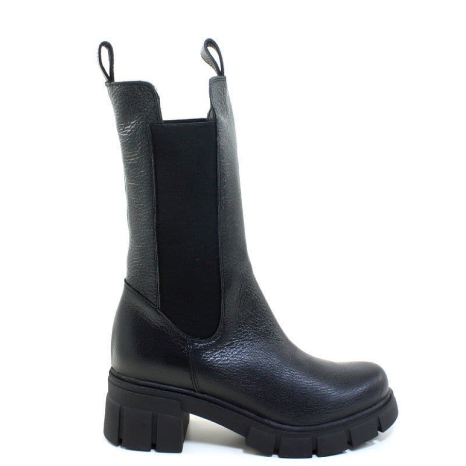 Bota infalible 🍂 👉 www.munne1941.com . . . . . . #bota #botachelsea #botamotera #motera #chelsea #negro #plataforma #nuevo #new #NuevaColección #botaplataforma #sueladentada #track #suelatrack #piel #tendencia #fashion #shoes #piel #barcelona