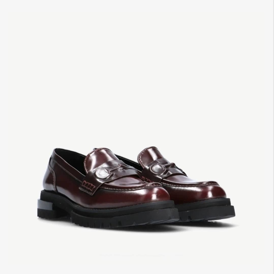 Mocasines 😁🔝 Sin duda, uno de los MUST HAVE de esta temporada. ¿Con cuál te quedas?😍 Descúbrelos todos en www.munne1941.com . . . . #mocasin #musthave #formal #negro #granate #urban #style #2020 #elviozanon #itse #new #NuevaColeccion #invierno #piel #zapatos #shoes #fashion #tendencia #barcelona #spain