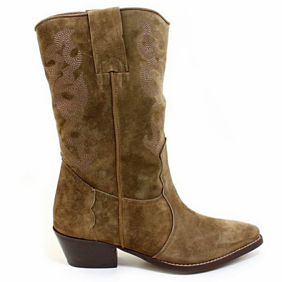 Estamos in love con nuestras botas camperas Anny 😍🔝¿Cuándo y con qué te las pondrías? Queremos saber vuestros outfits ideales con unas botas cowboy. . . . . #campera #cowboy #botacampera #botascowboy #festival #unicas #musthave #top #shoes #cuero #zapatos #botascuero #moda #fashion #tendencias #invierno #outfit #newseason #barcelona #spain