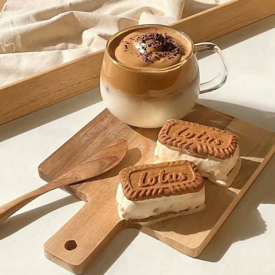 La mejor manera de empezar el día🥰 Buenos días y feliz martes!!🙌 A por la rutina💪 . . . . #buenosdias #bondia #goodmorning #bonjour #gutenmorgen #love #felizMartes #breakfast #desayuno #dulce #cielo #lotus #cookie #photooftheday #quedateencasa #juntossaldremos #regalo #fuerza #cometeeldia #energy