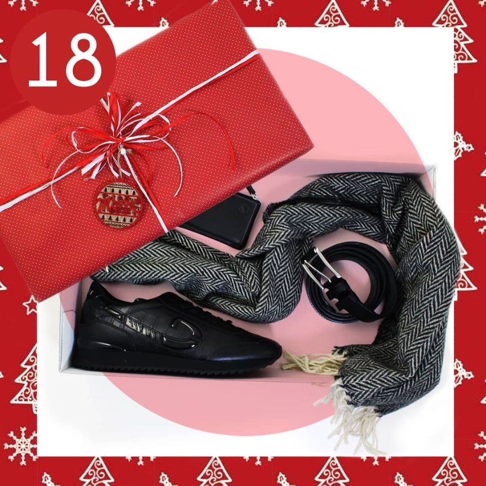 🎄¡¡Ellos también esperan ese regalo de navidad!! Esos deportivos 👟que tanto les ha gustado en el escaparate, ese zapato que tanto han llevado y que deben renovar🥾, esa cartera y ese cinturón que ya han cogido la forma de su cuerpo....🤣 Todo lo puedes encontrar en nuestras tiendas. ¡¡Aprovecha esta semana, ya que todos los conjuntos tienen regalo!!🎁 ‼️Te esperamos‼️ . . . . #hombre #chico #boy #men #caballero #regalonavidad #navidad #ilusión #suerte #modahombre #moda #fashion #fashionhome #home #confort #barcelona #madrid #spain