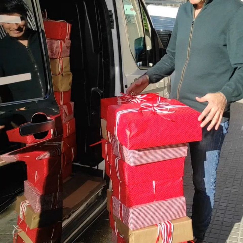 ¡¡Trabajando mucho para poder preparar y repartir todos los regalos que nos habéis encargado!!🎁❤ Si vives cerca de nuestras tiendas y quieres recibir tus compras en casa, aún estás a tiempo⏱. Elige los regalos y nosotros hacemos el resto. ⚠️Mañana nuestro horario será de 10-20 h⚠️ ( excepto Tiendas de Sant Vicenç pueblo y Martorell). 👉Te lo ponemos fácil para que puedas hacer tus últimas compras de navidad sin prisas.