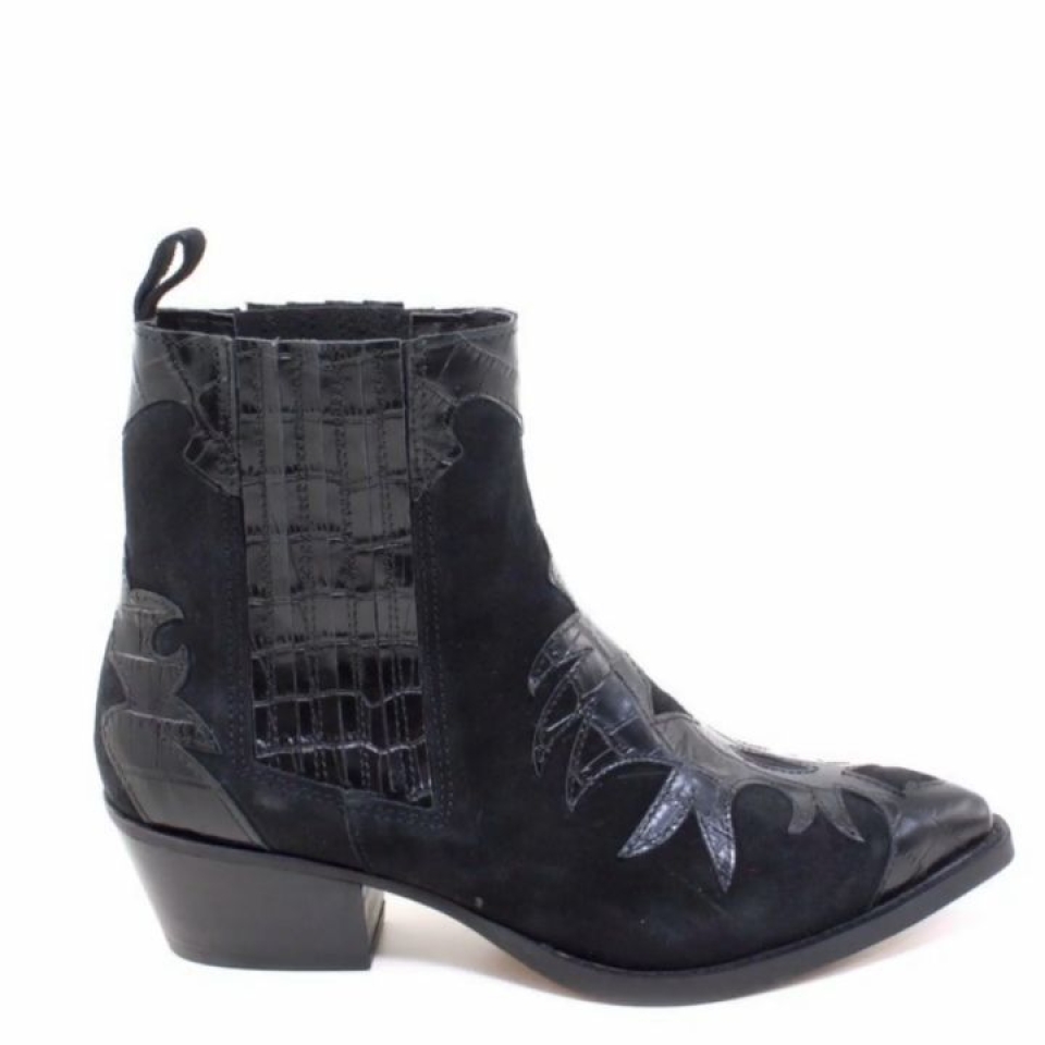 ¿Cómo se ha portado Papá Noel? 😊Si él no te ha traído unos botines como estos, ¡los Reyes Magos👑👑👑 aún están a tiempo! #botin #botincampero #botincoco #coco #botinpiel #negro #piel #nuevo #NuevaColección #moda #suelafina #streetstyle #tacon #hells #tendencia #fashion #shoes #madrid #barcelona
