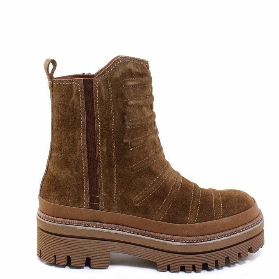 Sin duda, este es un modelo que no te puedes perder estas Rebajas. ¿Por cuál te decantas? www.munne1941.com . . #rebajas #sales #rebajaszaptos #rebajasbotas #rebajasbotines #descuentos #enero #rebajasenero #promo #moda #tendencias #regalo #trens #rebaixes #barcelona #madrid #bcn #baixllobregat #ante #track