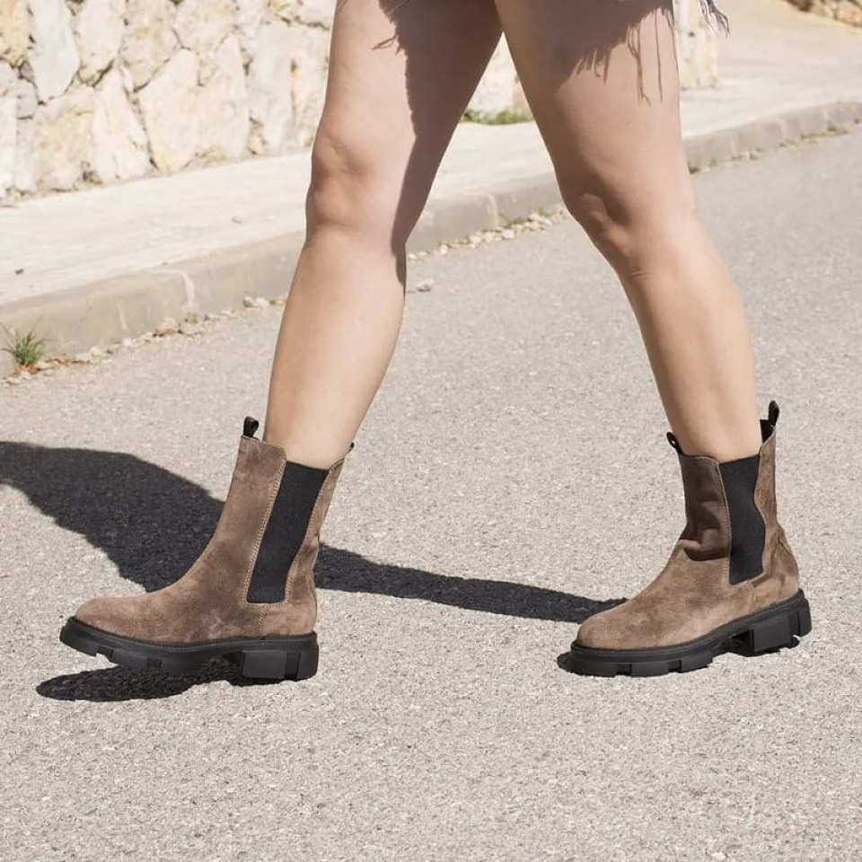 🤎Este tipo de marrón va con todo. Ha sido la delicia de muchas que se han decantado por la suela track. ¡¡Ahora de #REBAJAS!! 🚨www.munne1941.com . . #rebajas #sales #botinante #rebajasbotas #rebajasbotines #descuentos #ante #rebajasenero #promo #moda #tendencias #sueladentada #trens #rebaixes #barcelona #madrid #bcn #baixllobregat #track #suelatrack