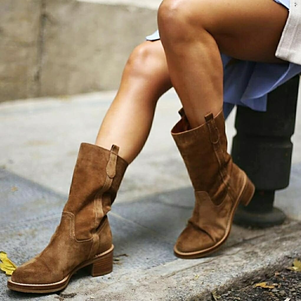 Descubre nuestro best seller del momento 🔝 MADAME 🔝 Pisa fuerte esta temporada ⚡ 👉#REBAJAS . . . . #bota #botaante #ante #botacamel #botaplana #plana #camel #shoes #bot #basico #botabasica #fondodearmario #comodas #tendencia #musthave #streetstyle #style #casual #cool #barcelona