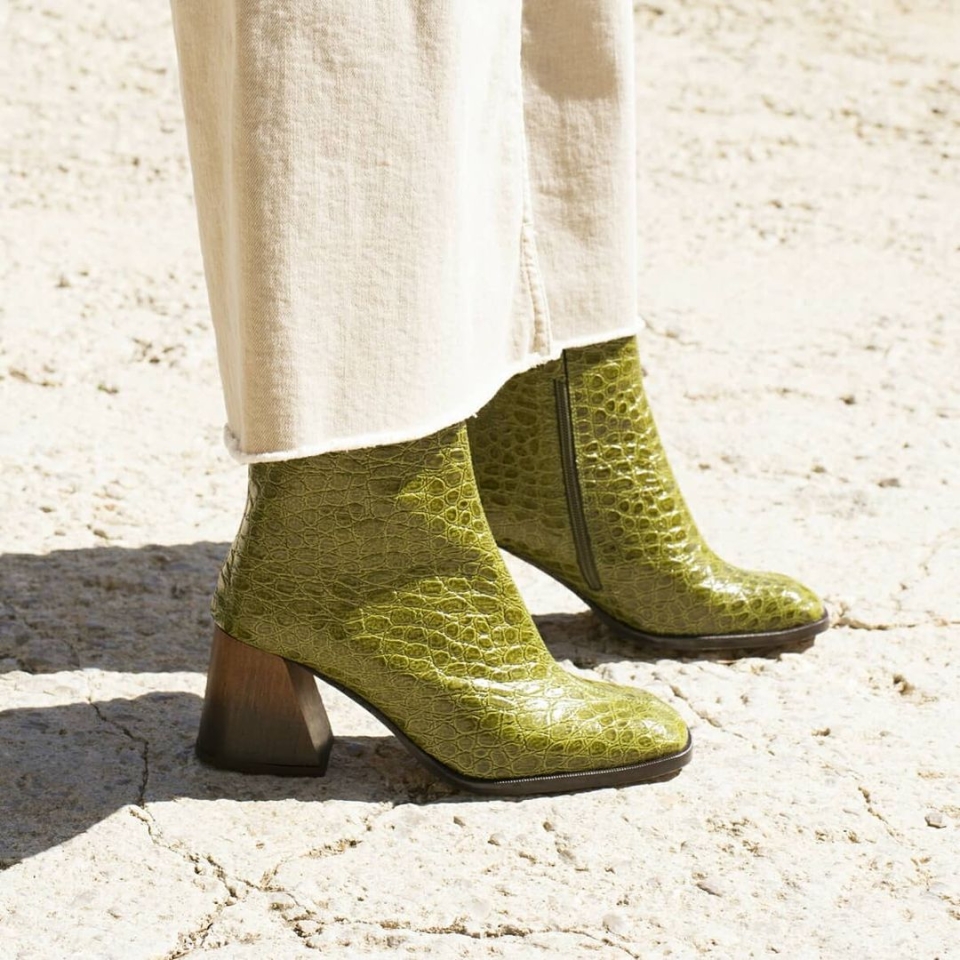 ¿Dispuesta a dejar huella? ¡Vamos! ✨ Come on! 👉 www.munne1941.com . . #rebajas #sales #botinvegano #rebajasbotas #rebajasbotines #descuentos #coco #rebajasenero #promo #moda #tendencias #mireiaplaya #trens #rebaixes #barcelona #madrid #bcn #baixllobregat #vegan #vegano