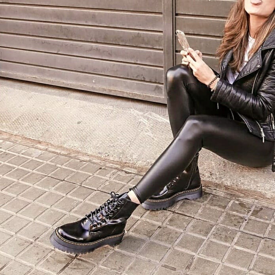 🔥ÚLTIMAS TALLAS🔥 ¡¡Juega a mezclar estilos con nuestros botines de #rebajas #STREETSTYLE !! Munné1941.com -Menú/Botines/😱❤ . . . . . . #bota #botacordones #botamotera #motera #florentic #negro #drmartens #descuentos #descuento #sales #plataforma #sueladentada #track #suelatrack #piel #tendencia #fashion #shoes #botamilitar
