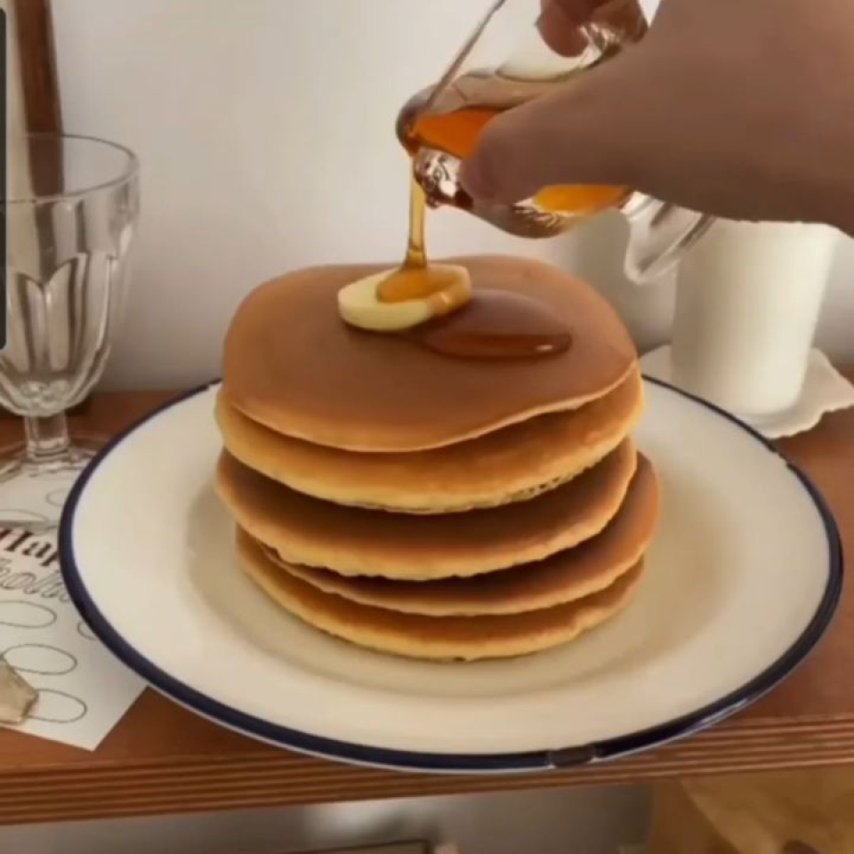 Para empezar este miércoles con fuerza🥰🤩 ¡Buenos días! ¿A quién le apetece que le hagan un desayuno así?🙌😍 . . . . . . #breakfasttime #breakfastideas #tortitas #pancakes #buenosdías #goodmoments #tumomento #despierta #delicious #yummy #felizmiercoles #happy #disfrutar #santfeliudellobregat #santvicençdelshorts #molinsderei #martorell #sabadellcentre #bcncity #baixllobregatcomerç