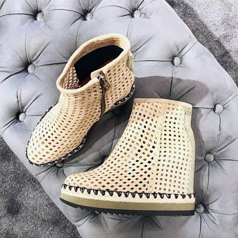Deja que tus botines hablen por ti 🌠 Sabemos que están en vuestra lista de deseos. ¡¡Por eso vamos a reponer tallas!! 🙌 Si estás interesada ábrenos un privado y te aremos una reserva para que puedas lucir una de nuestras joyas. ¿Vas a dejar escapar esta oportunidad? . 🔎Munne1941.com . . #NuevaColección #new #botin #botintroquelado #tendencia #primavera #verano #piel #cuña #cuñainterna #botincuña #bellevie #cool #chic #loveshoes #barcelona #madrid #spain #bcn #baixllobregat #moda #fashionshoes #shoes .