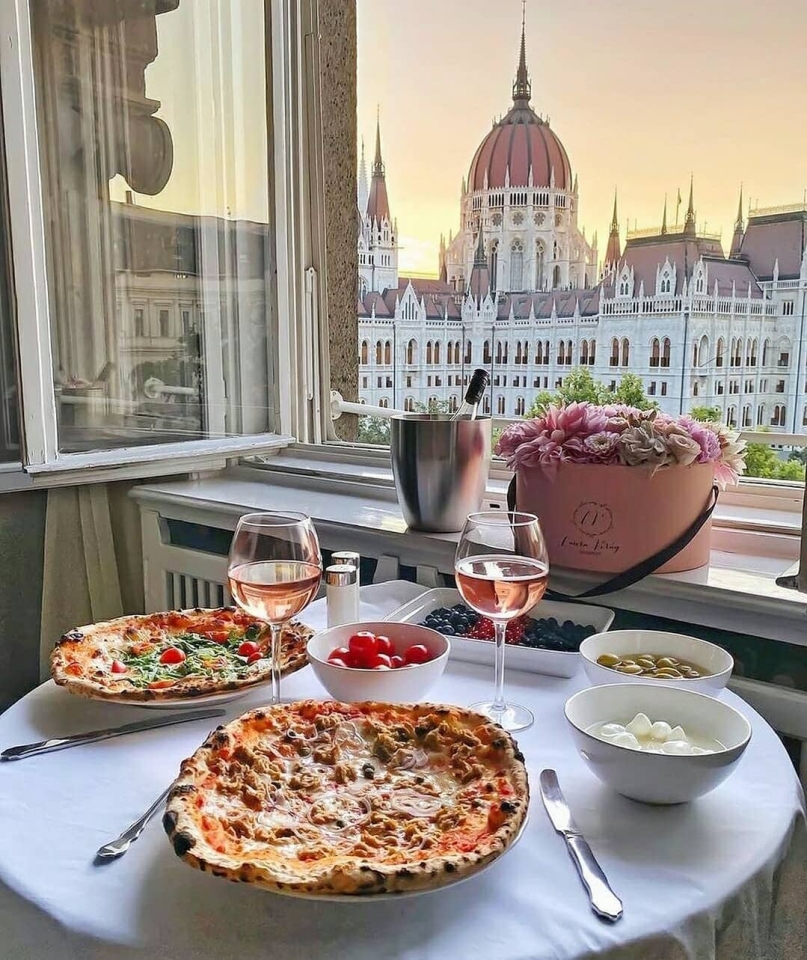 ¿A quién y con quien le gustaría disfrutar de una comida con estas vistas?🤤 . . . #happyday #happytime #comida #desayuno #buenosdías #goodmoments #tumomento #despierta #delicious #yummy #felizmiercoles #happy #disfrutar #santfeliudellobregat #santvicençdelshorts #molinsderei #martorell #sabadellcentre #bcncity #baixllobregatcomerç