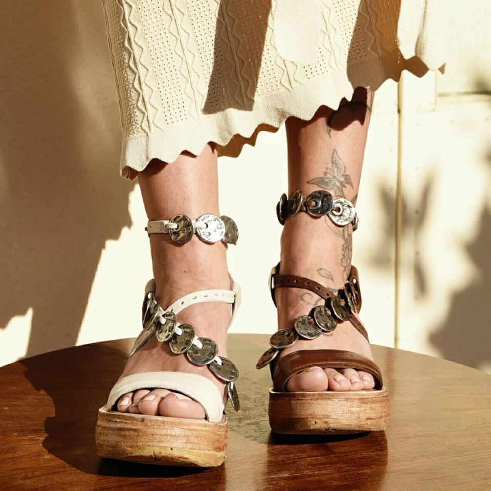 💛Los martes son menos martes con un extra de estilo. ¿Cuál de estas sandalias es tu color preferido? 🔎Munné1941.com . . @as98official . #sandalias #sandals #new #nuevo #shoes #zapatos #piel #as98 #piel #pielnatural #hippychic #sandaliasas98 #as98bag #marca #firma #cool #chic #temporada #chic #cool #barcelona #bcn #baixllobregat #santvicençdelshorts #stvh #verano #estiu #pell