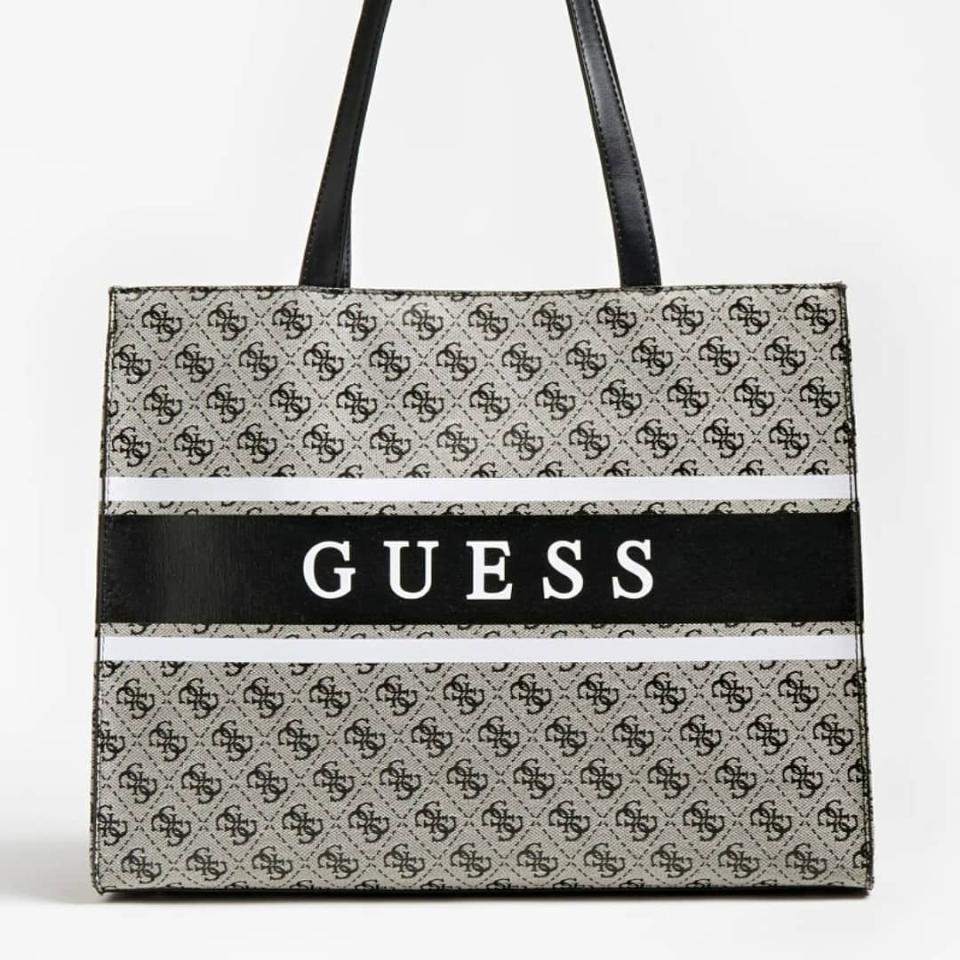 👜¡¡Completa tu look y marca la diferencia con nuestros bolsos de nueva colección @guess !! 🔎Munné1941.com . . #complementos #bolso #new #nuevo #bolsos #bag #guess #multilogo #bolsoshopper #bolsologotipo #piel #fashion #bolsosasguess #guessbag #marca #firma #cool #chic #temporada #chic #cool #barcelona #bcn #baixllobregat