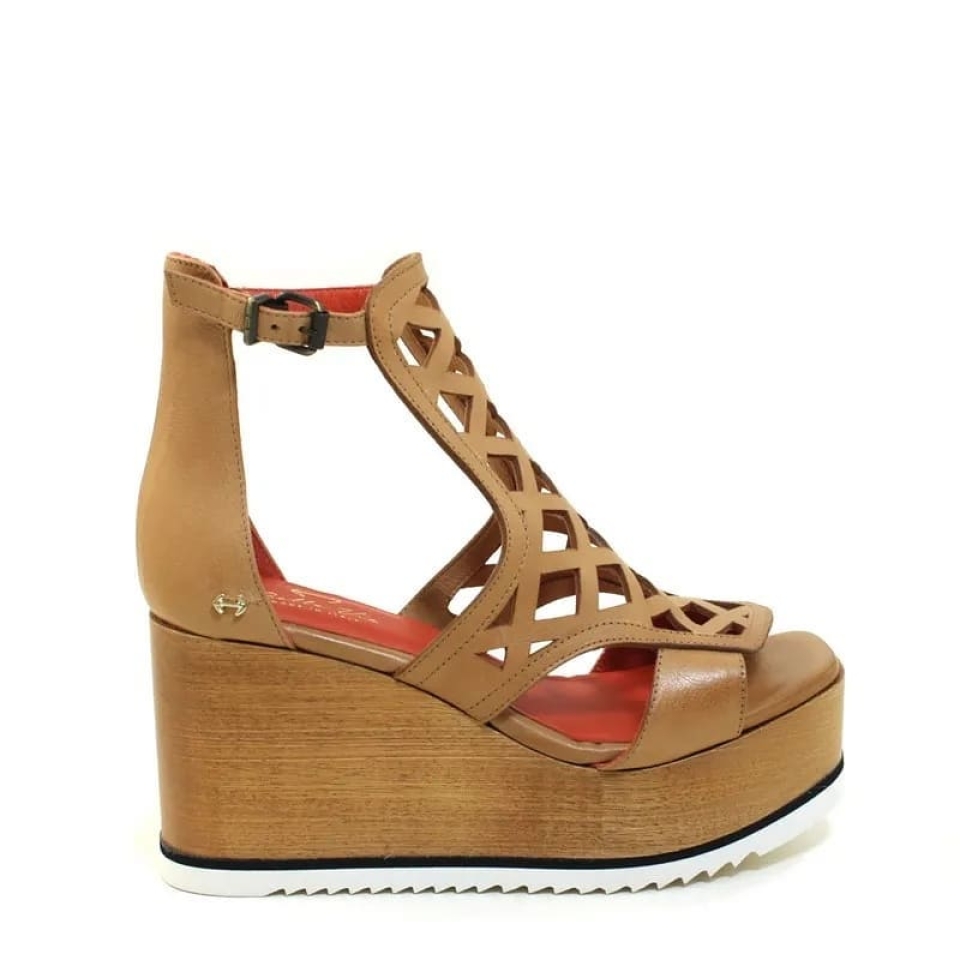 🔥Cuñas que captan a la perfección el carácter de una mujer única. ¿Te atreves? 》》Artículo exclusivo, últimas tallas《《 🔎Munné1941.com . . . . #sandalias #sandals #new #nuevo #shoes #zapatos #piel #bellavie #exclusive #sandaliasbellavie #pielnatural #arte #escultura #cuña #zapatosdecuña #marca #firma #cool #temporada #chic #cool #barcelona #bcn #baixllobregat #santvicençdelshorts #stvh #verano #estiu #pell