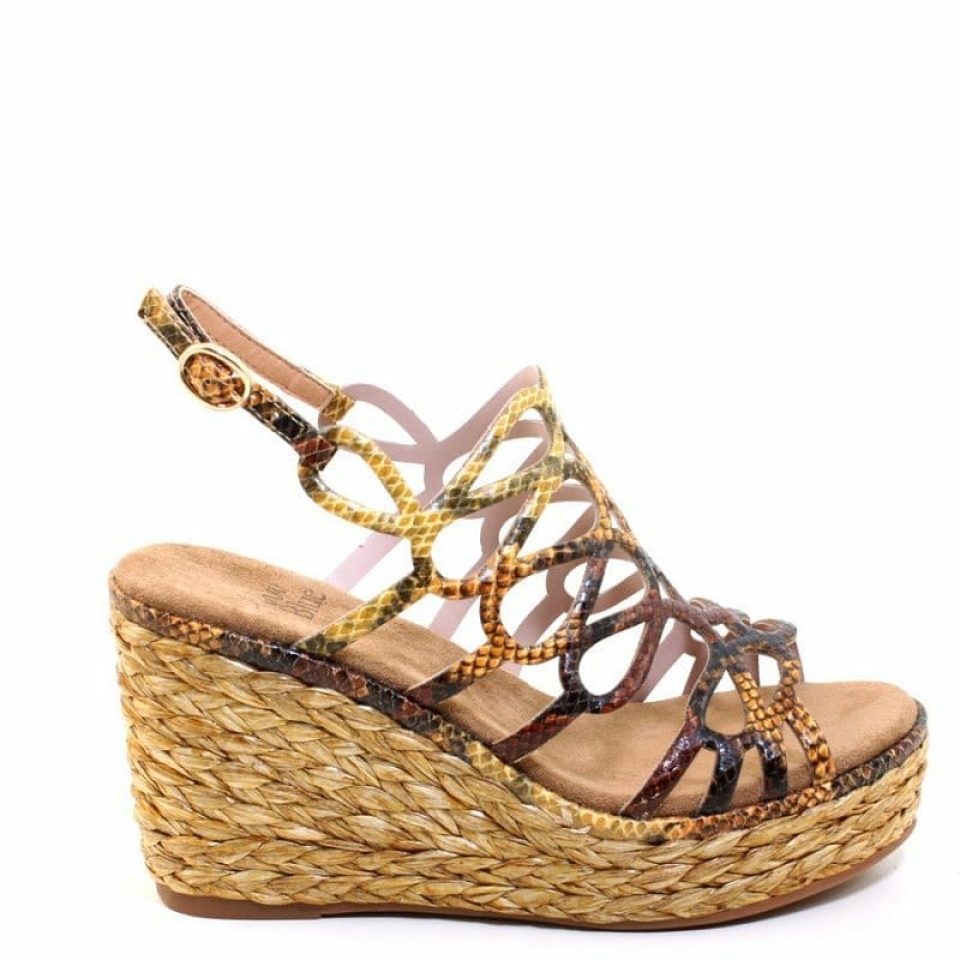 Hemos tenido un flechazo con estas sandalias...🌊☀️ ¡No te las quitarás en todo el verano! 🔎Munné1941.com . #sandalias #sandaliasdediseño #diseño #esparto #cuñaesparto #animalprint #madeinspein #sandaliaalmaenpena #especial #espectacular #lowcost #comodidad #sandals #shoes #shopping #verano #plataforma #sandaliaplana #camel #verdeagua #sandaliasplataforma #tendencia
