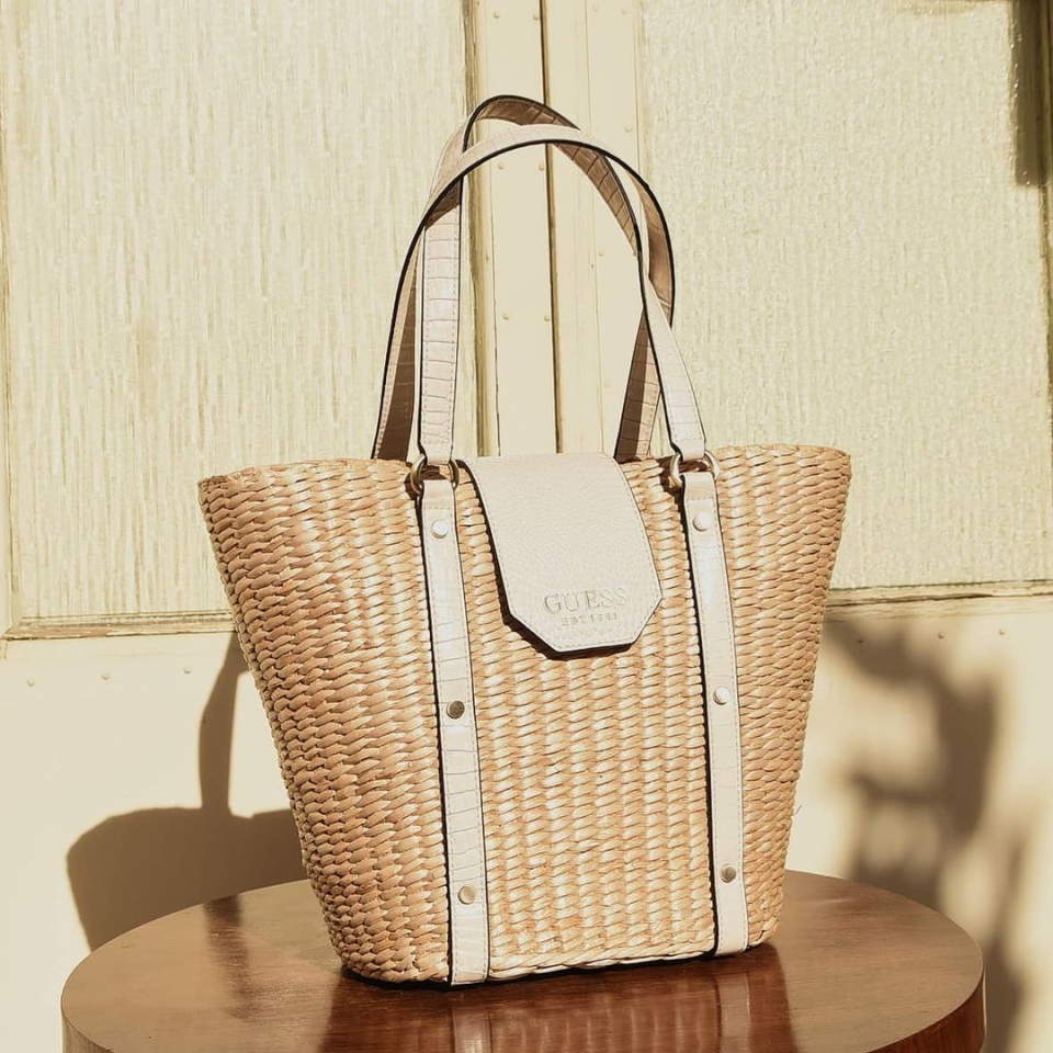 🌾Descubre el alma de Munne1941 en nuestra nueva colección. ♡Aprovecha la promoción #diadelamadre ♡ Segunda unidad -10% OMG⚡ 🔎Munné1941.com . . #complementos #bolso #new #nuevo #bolsos #bag #guess #esparto #bolsoshopper #bolsomarca #natural #fashion #bolsoguess #guessbag #marca #firma #cool #chic #temporada #chic #cool #barcelona #bcn #baixllobregat