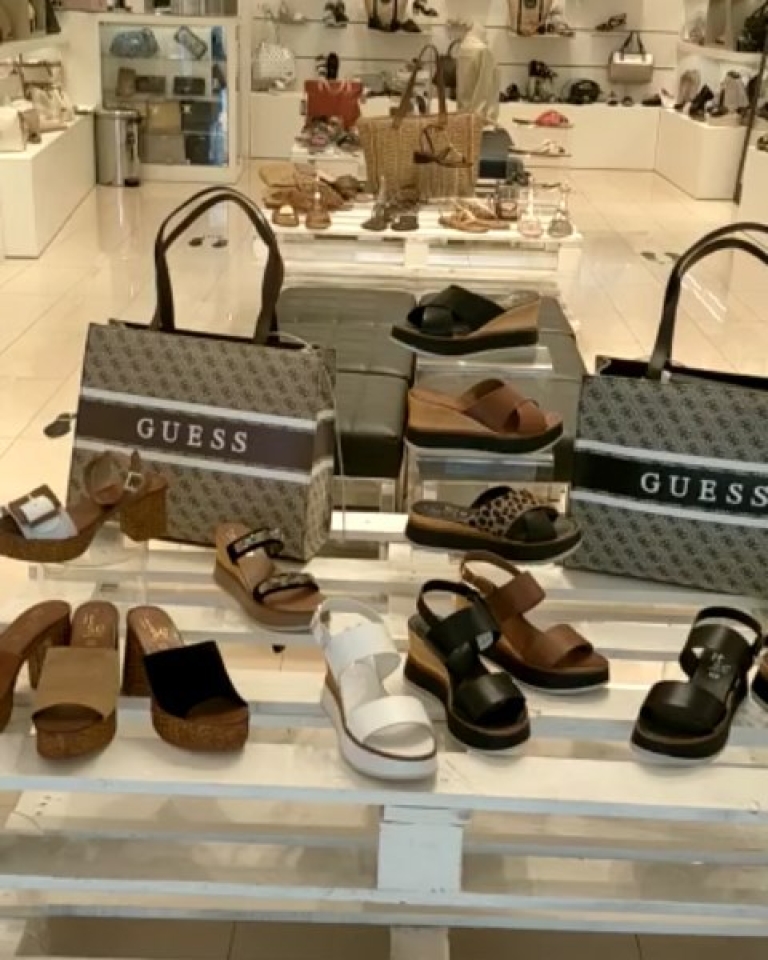 ¡¡New Neww!! La firma IT SE nos vuelve a conquistar con esta propuesta, asequible y muy chic🙌 🔎Munné1941.com . . #sandalias #confort #cuña #tacon #ante #sandaliascuña #sandaliastacon #verano #piel #new #NuevaColección #calzado #shoesaddict #shoeslovers