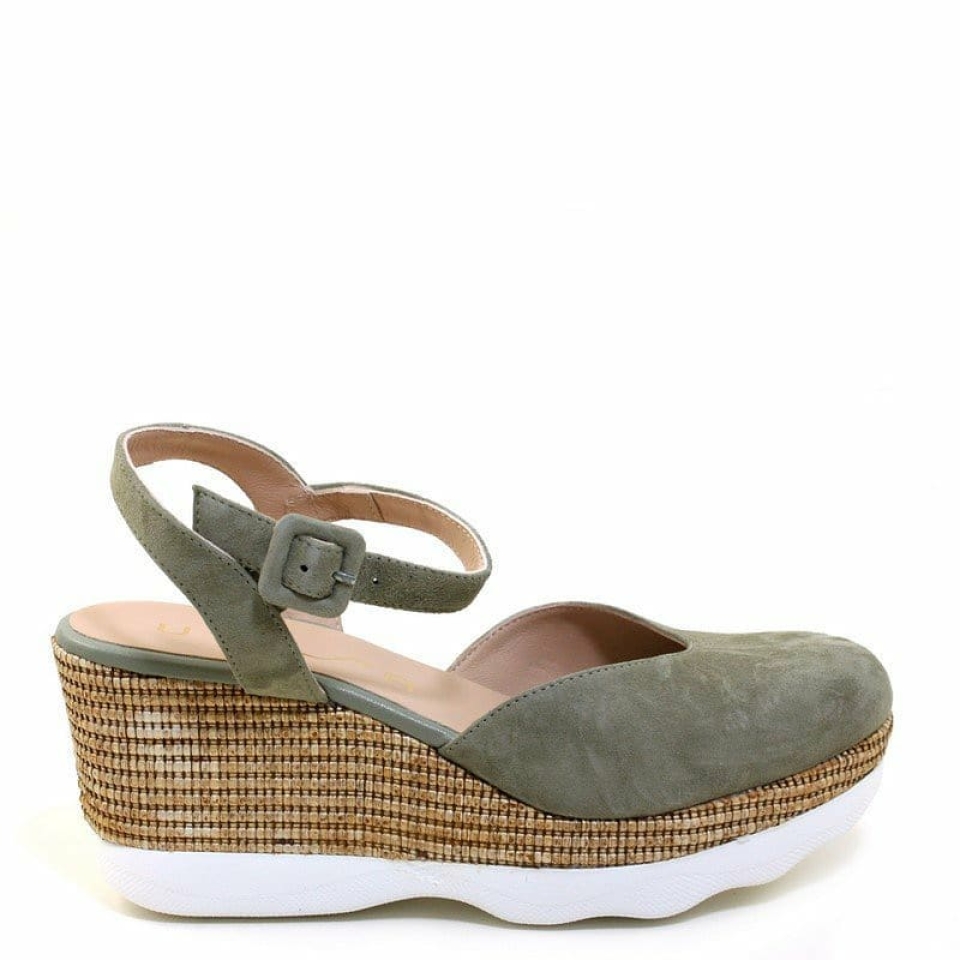 Cómoda, resplandecientes y chic. 🥰¡¡Así te sentirás llevando nuestras sandalias de hoy!! Feliz semana. 🔎Munné1941.com . . . #sandalias #unisa #sandaliasdediseño #diseño #esparto #cuñaesparto #metales #camel #piel #madeinspein #especial #espectacular #musthave #comodidad #sandals #shoes #shopping #verano #cuña #espardeña #sandaliacomoda #sandaliacuña #tendencia