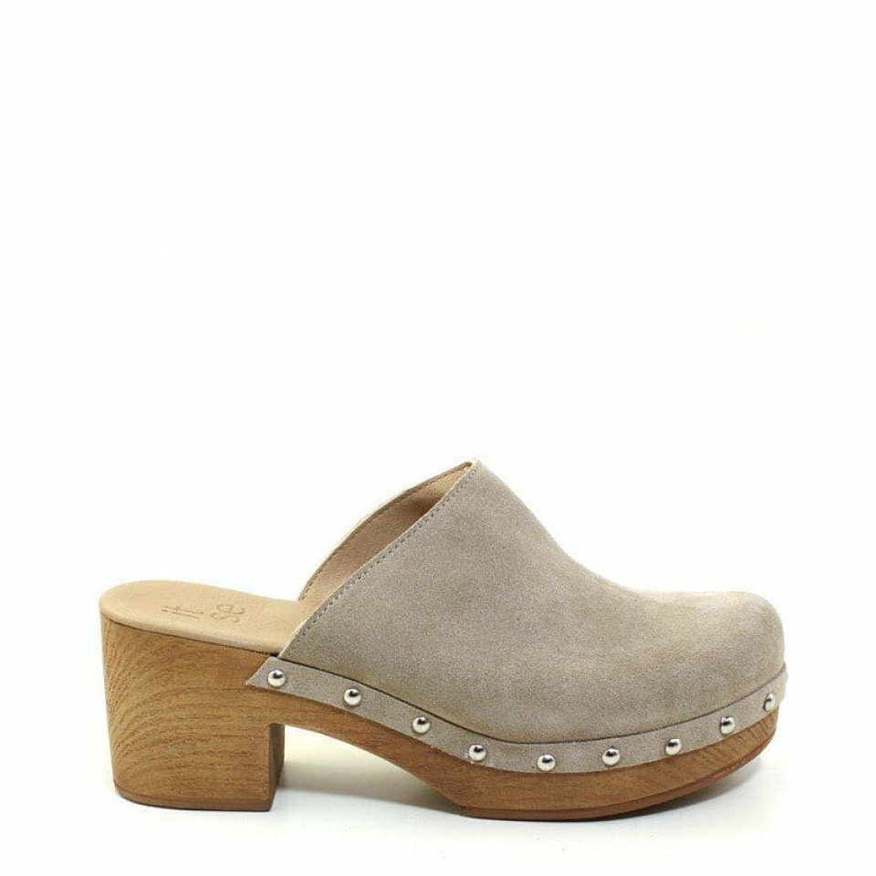 ⚠️trend alert⚠️Los zuecos vuelven a ocupar su lugar en la moda y en nuestras tiendas Munné1941.🤩 ¿¿Te atreves?? NOSOTRAS SIIIII🙌 . . . . #sandalias #zuecos #supertendencia #trend #new #nuevo #shoes #zapatos #piel #pielnatural #chic #marca #firma #cool #moda #temporada #cool #barcelona #bcn #baixllobregat #santvicençdelshorts #stvh #verano #estiu #pell