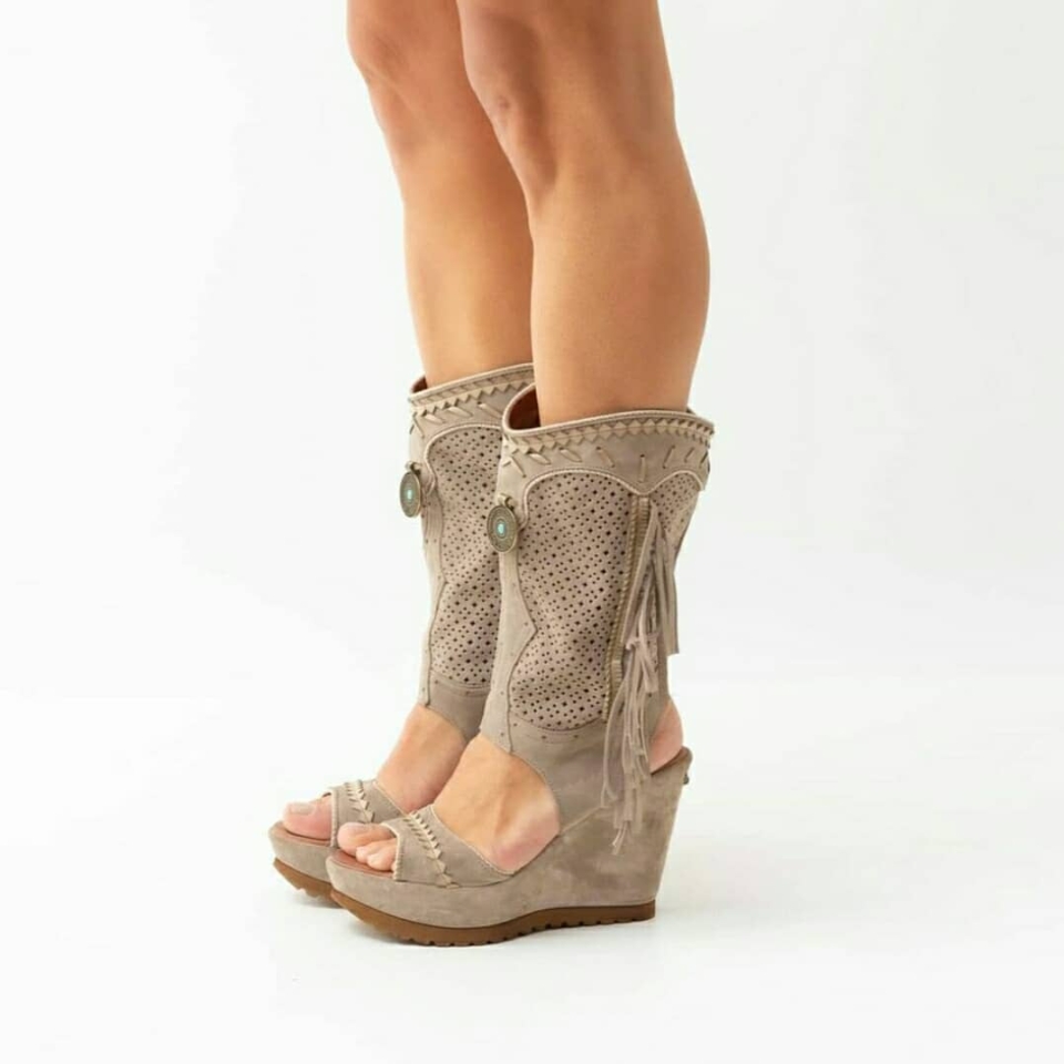 🌾Una pieza única y auténtica, como TÚ.🌾 ¡¡Feliz domingo!! #sandalia #flecos #cuñaflecos #cuña #ante #taupe #tacon #hells #hellsadict #piel #hippy #hippychic #bohemio #shoes #tendencia #musthave #top #vacaciones #primavera #nemonic #ibizenco #barcelona#madrid #bcn #baixllobregat #spain