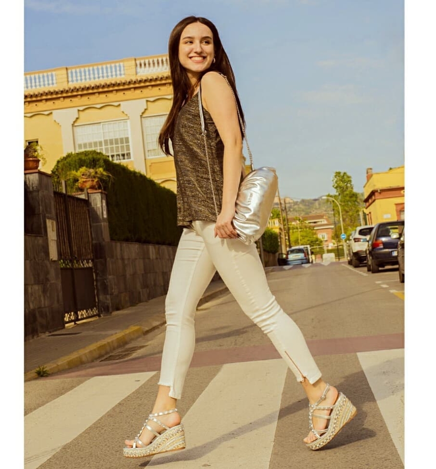 ¡¡ Tú no brillas, deslumbras ✨!! El toque final son estas increíbles sandalias.👌 👚👖@verdpomamolins 🔎Munné1941.com . . #sandalias #almaempena #sandaliasdediseño #diseño #esparto #cuñaesparto #metales #plata #pielplata #piel #madeinspein #especial #espectacular #musthave #comodidad #sandals #shoes #shopping #verano #cuña #espardeña #sandaliacomoda #sandaliacuña #tendencia