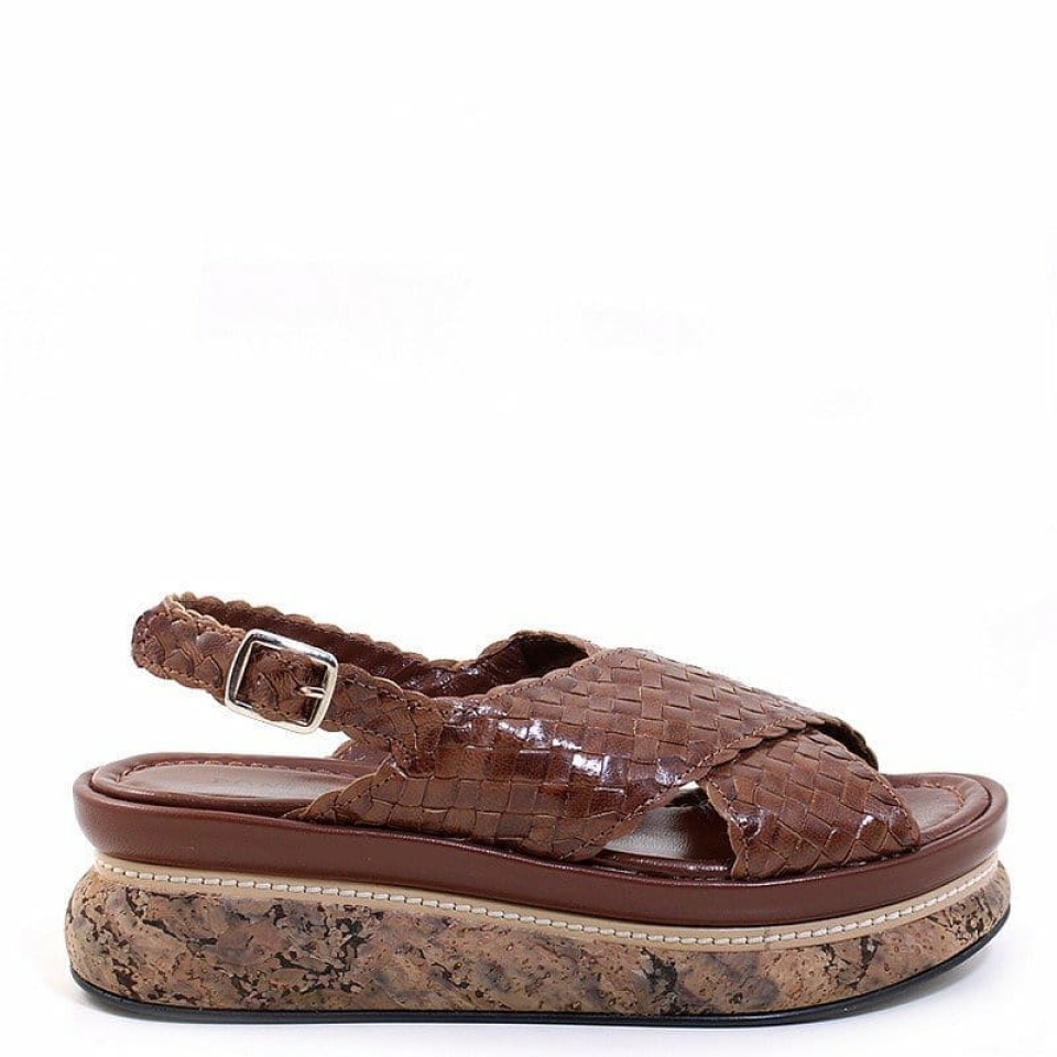 ⚡Tus pies dicen mucho de ti...que digan en voz alta quién eres con nuestras sandalias @pontsquintana ⚡ 🔎Munné1941.com . . #sandalias #sandaliasdediseño #diseño #trenzado #madeinspein #sandaliastrenzadas #especial #ponsquintana #piel #espectacular #calidad #comodidad #sandals #shoes #shopping #verano #plataforma #sandaliasplataforma #tendencia #barcelona #bcn #baixllobregat