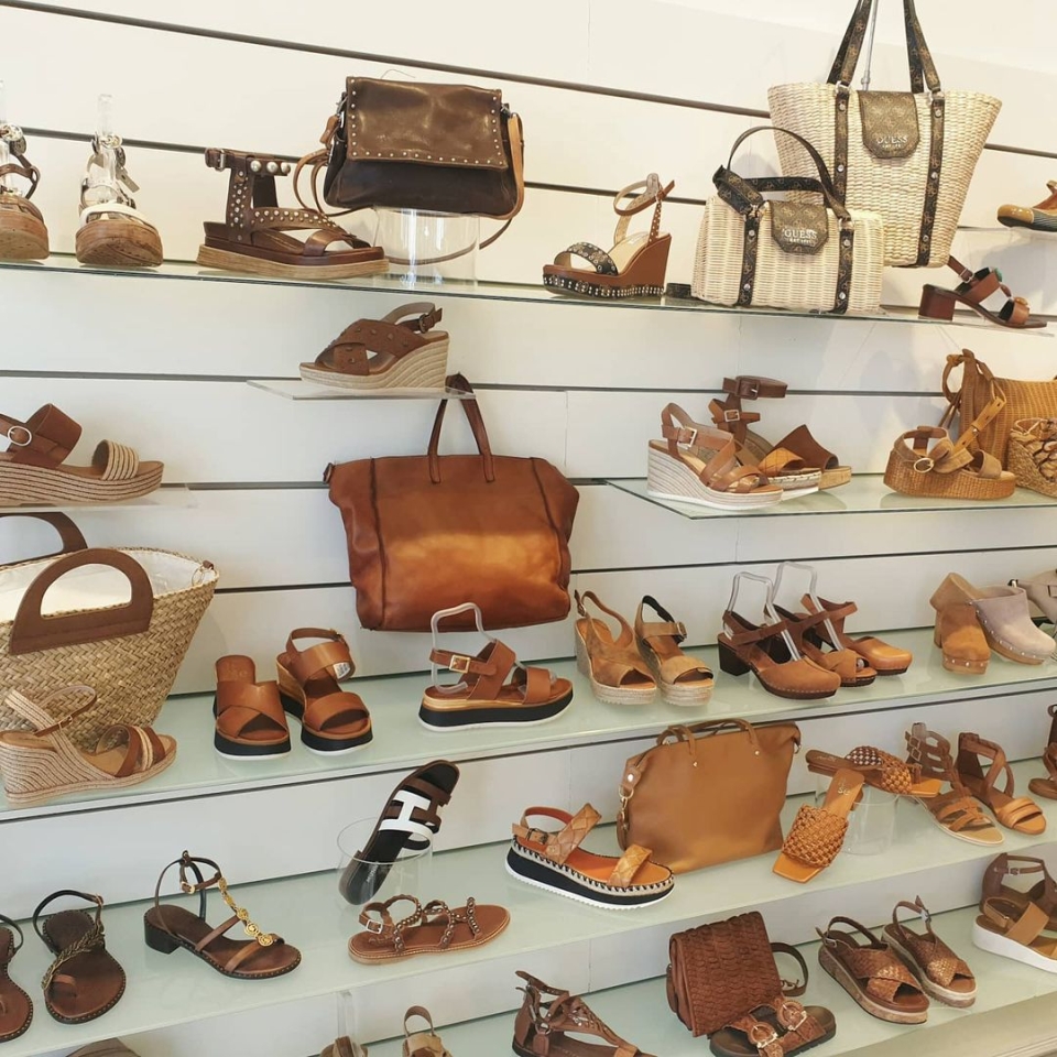🌻Estás ante las sandalias de mujer que estabas buscando. ¡¡La llegada del verano nos llena de vida y energía!! . . #sandalias #sandals #new #nuevo #shoes #zapatos #piel #joya #pielnatural #hippychic #multimarca #marca #firma #cool #chic #temporada #chic #cool #barcelona #bcn #baixllobregat #santvicençdelshorts #stvh #verano #estiu #pell