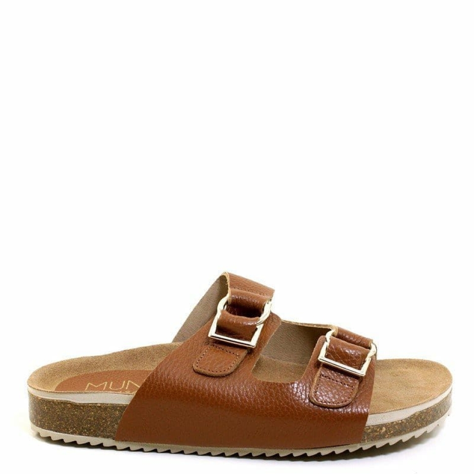 Apuesta por este modelo para darle un toque diferente a tus looks. 💁🏻‍♀️Además son tan cómodos que los querrás llevar puestos a todas horas.🕙🕦🕧 Munne1941.com . . #sandalias #sandals #new #nuevo #shoes #zapatos #piel #joya #pielnatural #hippychic #multimarca #marca #firma #cool #chic #temporada #chic #cool #barcelona #bcn #baixllobregat #santvicençdelshorts #stvh #verano #estiu #pell