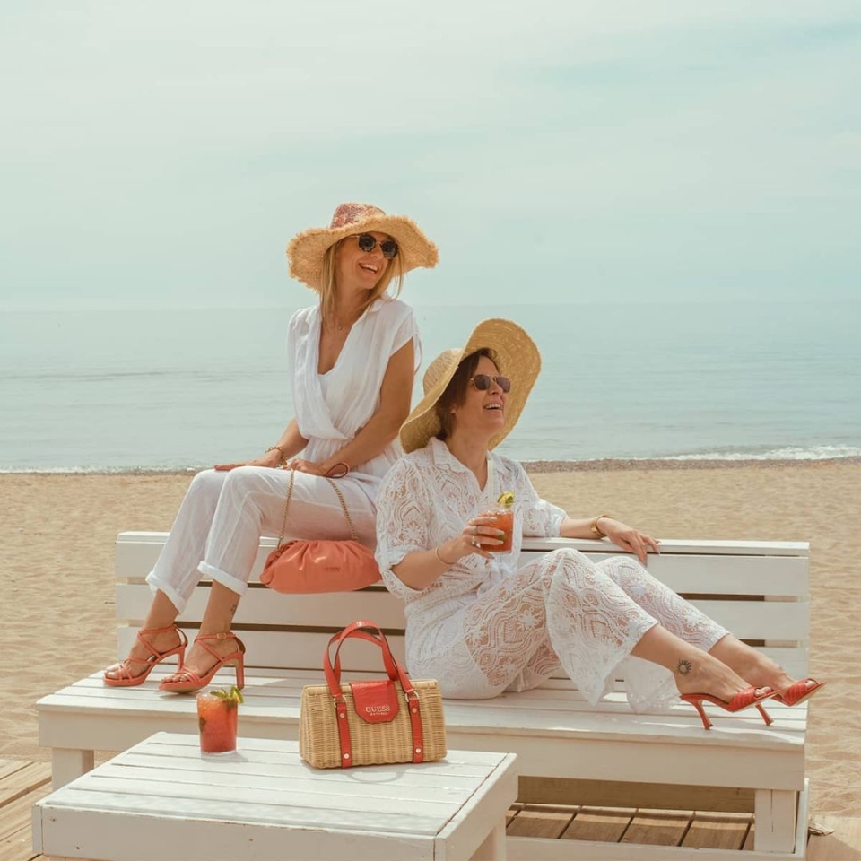 Las sandalias representan QUIÉN eres y también CON QUIÉN eres...Menciona a es@ amig@ con quien compartas momentos ÚNICOS.‼️ . . #momentos #amigas #momentosunicos #sandalias #sandaliasdediseño #diseño #tacon #bolsos #bolso #madeinspein #sandaliasguess #especial #espectacular #comodidad #sandals #shoes #shopping #verano #plataforma #sandaliaplana #camel #tendencia