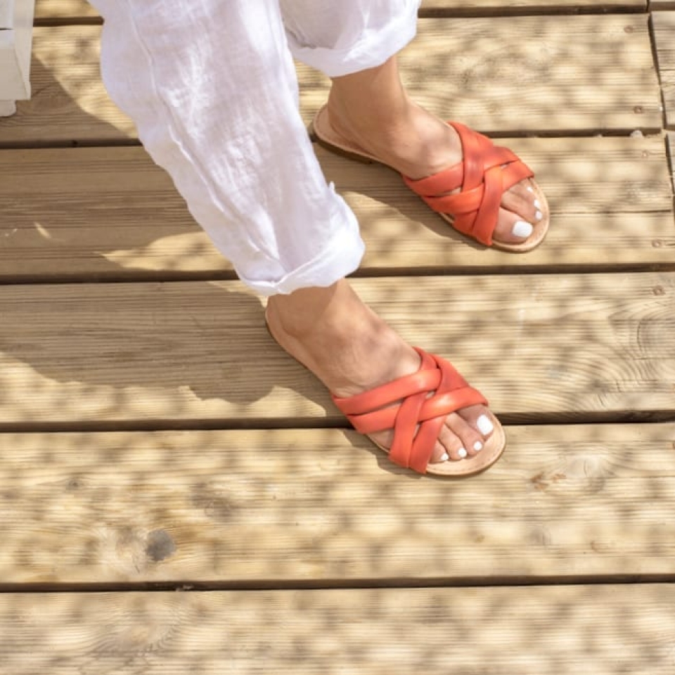 ¡¡El verano a tus pies!! ☀️Feliz sábado 🔎munne1941.com . . #sandalias #sandaliacolor #diseño #pala #palacolor #madeinspein #sandaliamunne #especial #espectacular #lowcost #comodidad #sandals #shoes #shopping #verano #piel #sandaliaplana #camel #coral #moda #modaverano #tendencia #chic #sandals