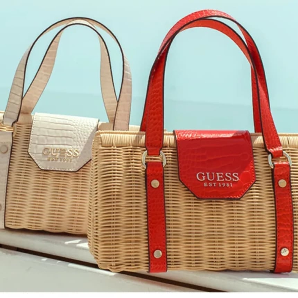 Piensa en positivo y atraerás cosas preciosas 🌟 🔎Munne1941.com . . #complementos #bolso #new #nuevo #bolsos #bag #guess #esparto #bolsoshopper #bolsomarca #natural #fashion #bolsoguess #guessbag #marca #firma #cool #chic #temporada #chic #cool #barcelona #bcn #baixllobregat