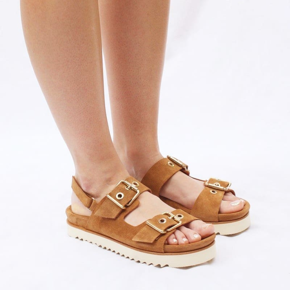 ¿Buscas una sandalia comodísima e ideal para combinar con tus looks?🤩 Sin duda es la que estás buscando! 💃🏻 👉Munne1941.com . . #sandalias #sandals #new #nuevo #shoes #zapatos #piel #ante #pielnatural #hippychic #multimarca #marca #almaenpena #firma #cool #chic #temporada #chic #cool #barcelona #bcn #baixllobregat #santvicençdelshorts #stvh #verano #estiu #pell