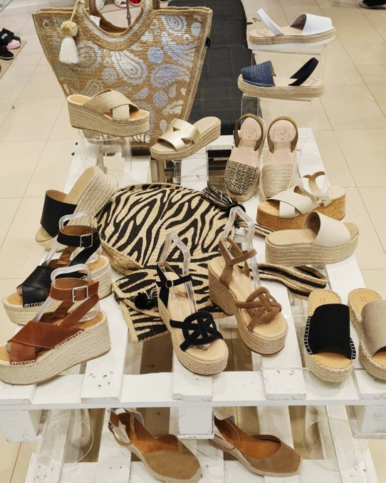 🤔¿Somos nosotros o hay una conexión especial entre las tonalidades neutrales y el verano? ¡¡Te esperamos en nuestras tiendas Munné1941 ❤!! . . #sandalias #sandals #new #nuevo #shoes #zapatos #piel #joya #pielnatural #hippychic #multimarca #marca #firma #cool #chic #temporada #chic #cool #barcelona #bcn #baixllobregat #santvicençdelshorts #stvh #verano #estiu #pell