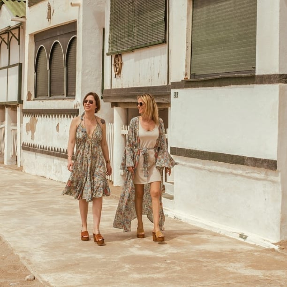 A veces merece la pena hacer planes, solo para ponerte tus sandalias favoritas, ¿os ha pasado alguna vez? 👗@pepamodadona . . #momentos #amigas #momentosunicos #sandalias #sandaliasdediseño #diseño #tacon #esparto #pala #madeinspein #sandaliasbasicas #basic #especial #espectacular #comodidad #sandals #shoes #shopping #verano #plataforma #cool #camel #negro #tendencia