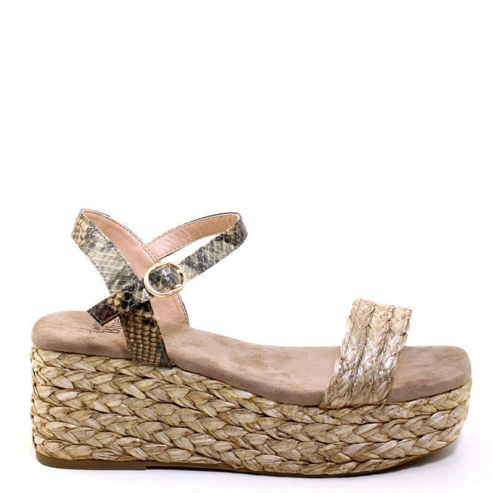 ⭐Cuando una simple sandalia, no es tan simple, lo dice TODO y va con TODO. 📲🛍Munne1941.com . . #sandalias #sandaliasdediseño #diseño #esparto #cuñaesparto #madeinspein #sandaliaalmaenpena #especial #espectacular #lowcost #comodidad #sandals #shoes #shopping #verano #plataforma #sandaliaplana #camel #verdeagua #sandaliasplataforma #tendencia