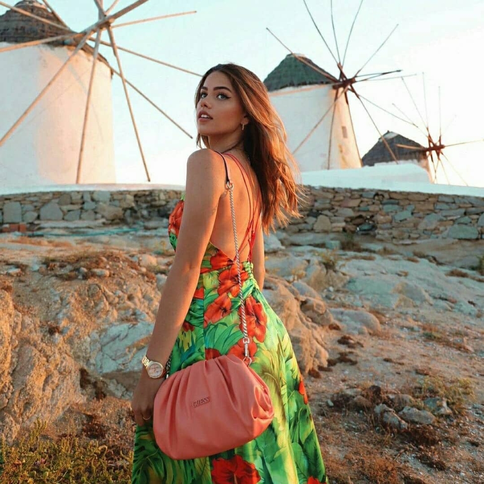 Lo único imposible es aquello que no intentas 💪🏻 📲🛍 Munne1941.com . . #complementos #bolso #sales #rebajas #descuento #bolsos #bag #guess #colores #verano #multilogo #bolsoshopper #bolsologotipo #piel #fashion #bolsosasguess #guessbag #marca #firma #cool #chic #temporada #chic #cool #barcelona #bcn #baixllobregat