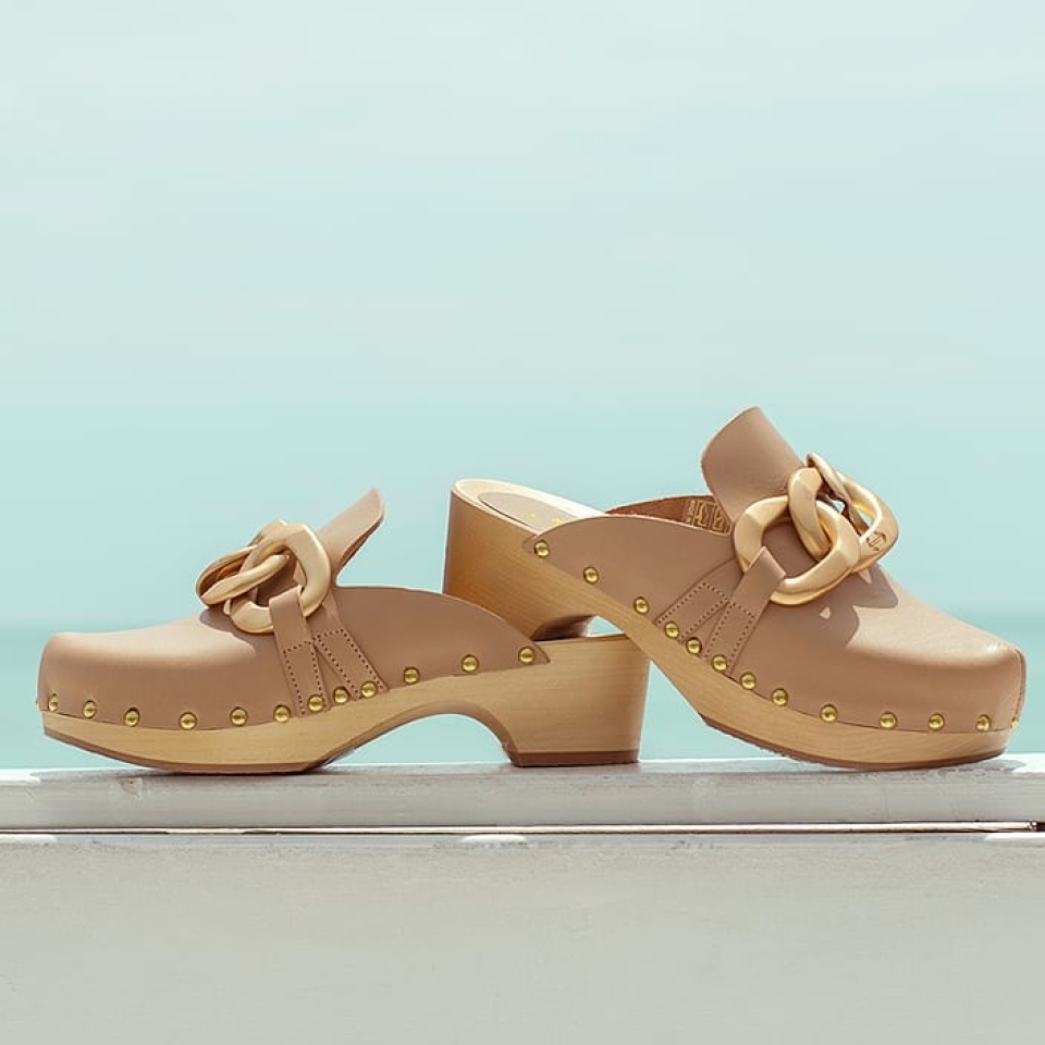 Cada detalle de este zueco, añade personalidad y sofisticación a cualquier look. ¡¡Nos encanta!! 📲🛍Munne1941.com . . #sandalias #zuecos #supertendencia #trend #shoes #zapatos #piel #pielnatural #chic #marca #firma #cool #moda #temporada #cool #barcelona #bcn #baixllobregat #santvicençdelshorts #stvh #verano #estiu #pell