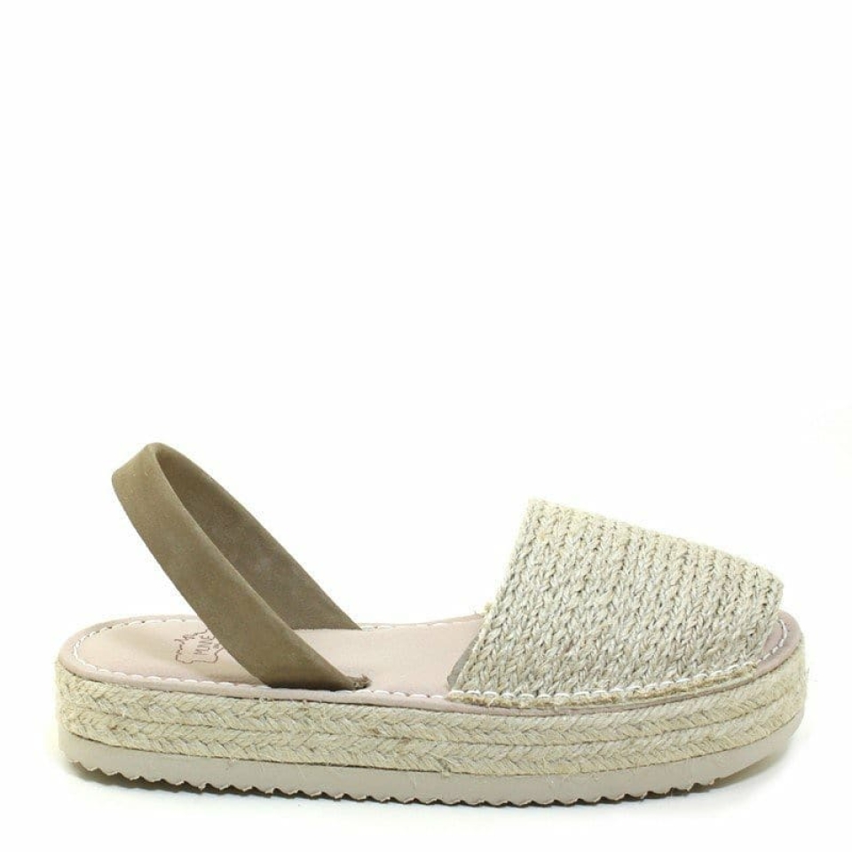 Los clásicos nunca pasan de moda, y menos en verano. 📲🛍 Munne1941.com . . #sandalias #sandaliasdediseño #diseño #esparto #plataformaesparto #madeinspein #sandaliaalmaenpena #especial #espectacular #lowcost #comodidad #sandals #shoes #shopping #verano #plataforma #sandaliaplana #camel #original #albarca #sandaliasplataforma #tendencia