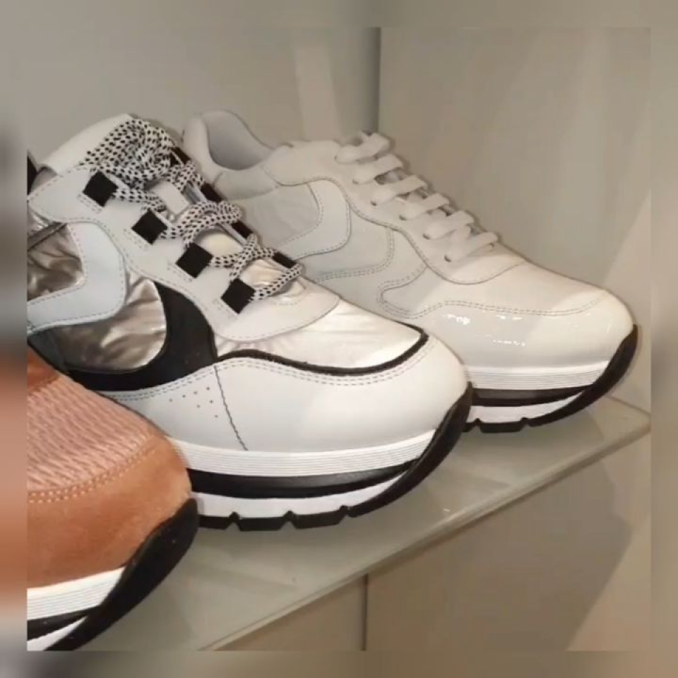 NEW🤍Hoy es el día perfecto para presentar un trocito de nuestra nueva colección @voile_blanche ✨ ¡Feliz día bombones! 🥰 . . #sneaker #deportivas #deportiva #voileblanche #plataforma #tendencia #piel #deportivasblancas #blanco #shoes #barcelona #bcn #madrid #spain #italia #moda #tendencias #viral #NuevaColección #newcollection #new
