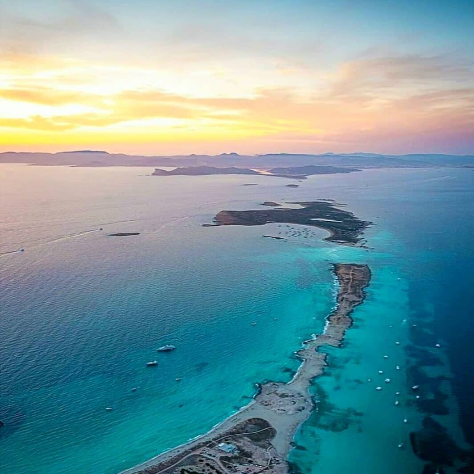 ✈ Ve el mundo. Es más fantástico que cualquier sueño. ¡¡Feiz día!! . . #playa #mar #vacaciones #holidays #beach #sueños #vida #aire #paisajes #sea #paisajesnaturales #formentera #naturaleza #relax #life #islas #pitiusas #mundo #wold #maritimo #travel #life #paisajes #vida #paisajesnaturales #foto #sea #seatime
