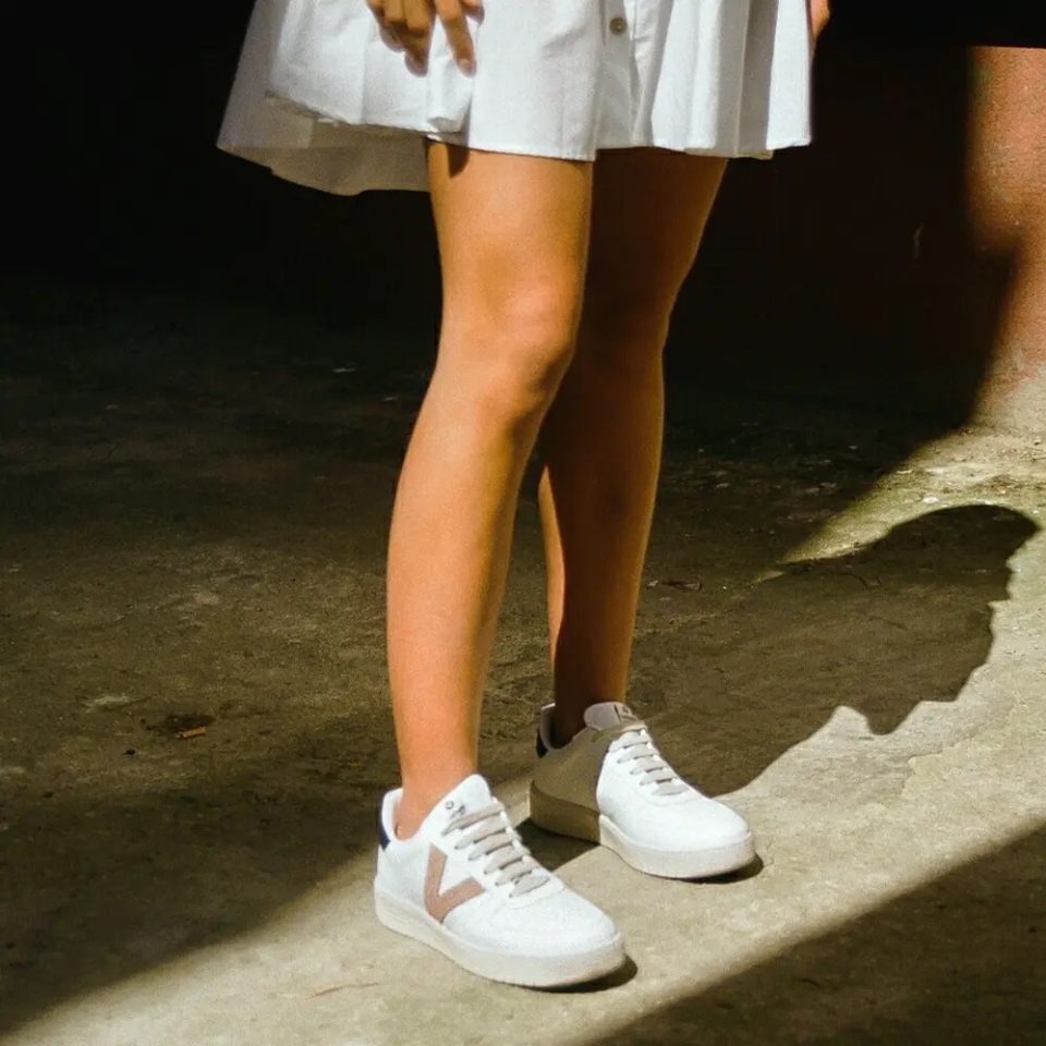🆕️¡¡Descubre las nuevas zapatillas en clave retro ideales para contrastar con vestido!!❤ ¡¡Feliz lunes!! . . . #sneaker #deportivablanca #NuevaColeccion #AW21 #tendencia #shoes #deportivas #retrotenis #allstars #molinsderei #santfeliu #santvicenç #martorell #sabadell #piel #influencers #escaparates #musthave #bcn #tiendas #ganasdenovedades #deportivas #retro #notequedessineltuyo