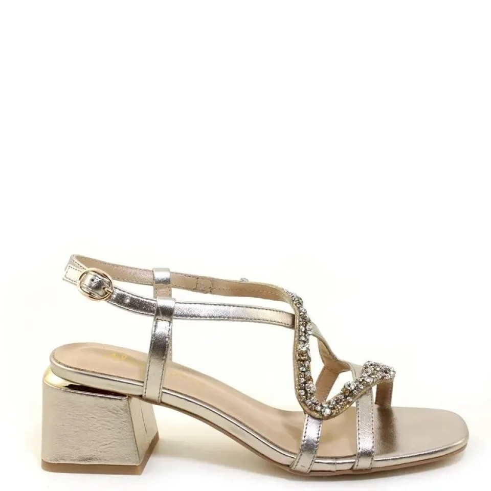 ☀️En verano todos los días pueden ser para celebrar. ¡¡Luce tus sandalias de rebajas y brinda por un verano sin fin!! 📲🛍 Munne1941.com . . #sandalias #rebajas #sales #dorado #oro #serpiente #brillibrilli #sandaliasdediseño #diseño #tacon #sandaliatacon #madeinspein #sandaliaalmaenpena #especial #espectacular #lowcost #comodidad #sandals #shoes #shopping #verano #plataforma #sandaliaplana #camel #verdeagua #sandaliasplataforma #tendencia