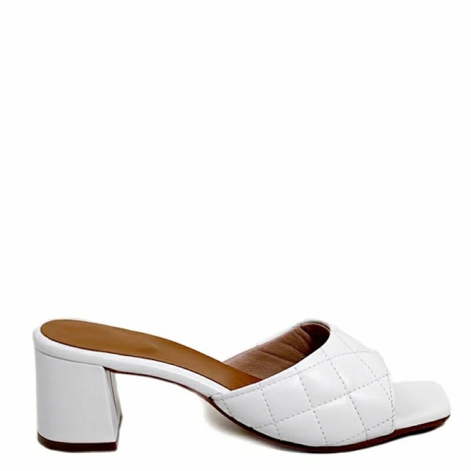 Enfócate en lo bueno, pisa fuerte y arrasa con todo 💃🏻 ¡¡Feliz lunes!! 📲🛍 Munne1941.com . . #sandalias #rebajas #sales #blanco #acolchado #hells #sandaliablanca #sandaliasdediseño #diseño #tacon #sandaliatacon #madeinspein #sandaliatendencias #especial #espectacular #lowcost #comodidad #sandals #shoes #shopping #verano #sandaliaplana #cool #chic #tendencia