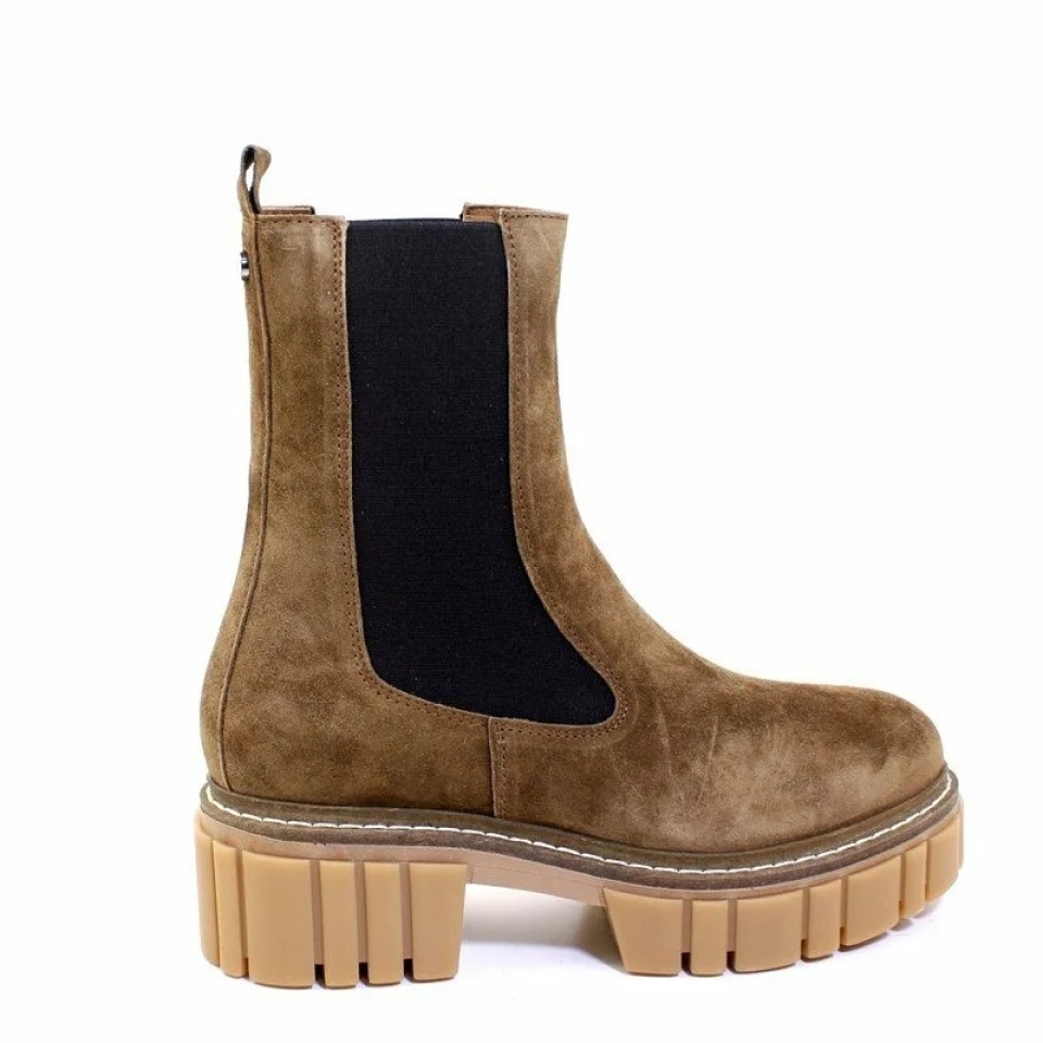 ¿Cuántas por aquí queréis nueva colección? 🙋‍♀️ ¡A nosotras nos encanta todoooo! 📲🛍 Munne1941.com . . #NuevaColeccion #AW21 #tendencia #shoes #bota #botin #botines #botacordones #botintacon #plataforma #suelatrack #track #molinsderei #santfeliu #santvicenç #martorell #sabadell #piel #influencers #escaparates #musthave #bcn #tiendas #ganasdenovedades #ante #botinante #piel #notequedessineltuyo