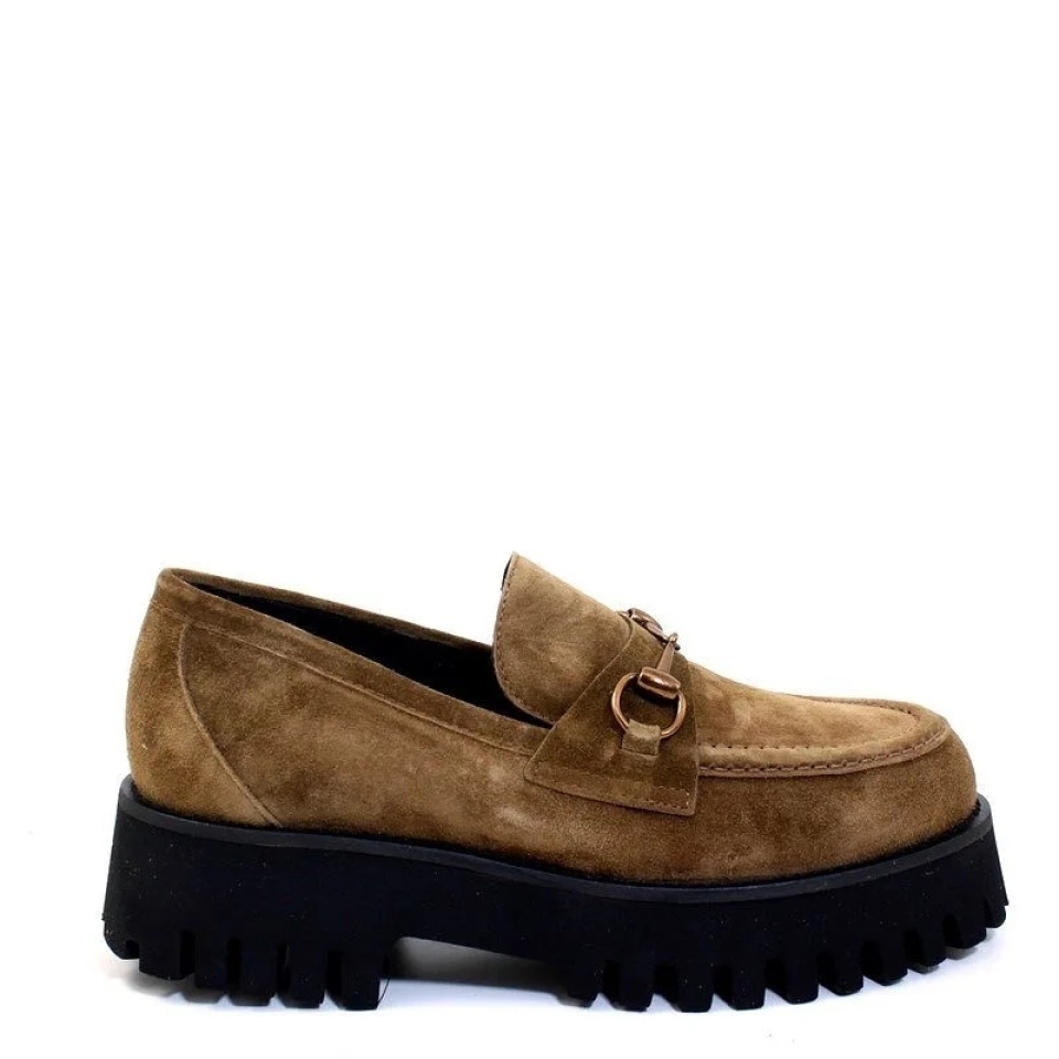 🥰No vamos a negar que incorporar piezas como estos mocasines a nuestro armario, ¡¡Nos hace mucha ilusión!! 📲🛍 Munné1941 . . #NuevaColeccion #AW21 #tendencia #shoes #mocasin #botin #botines #botacordones #botintacon #plataforma #suelatrack #track #molinsderei #santfeliu #santvicenç #martorell #sabadell #piel #influencers #escaparates #musthave #bcn #tiendas #ganasdenovedades #ante #botinante #piel #notequedessineltuyo